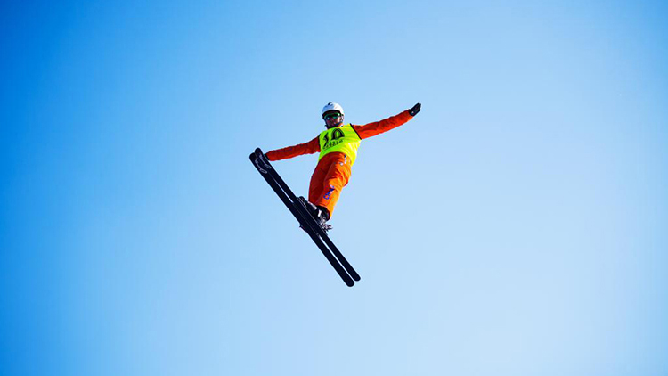 全国自由式滑雪空中技巧锦标赛在我校举办